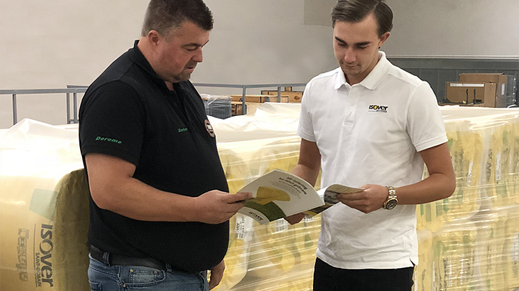 Emil diskuterar produkter med byggsäljaren Jonas på Deromes nybyggda anläggning i Malmö