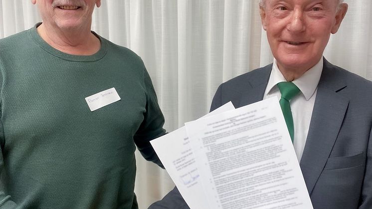 Runar Sørensen, daglig leder Sveisesenteret Drammen AS, sammen med Erik Jølberg, CO i TESS, under signeringen av avtalen.