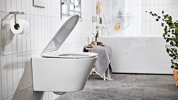 En vägghängd WC-stol ger ett stilrent och luftigt intryck och det blir dessutom mer lättstädat än med en golvstående modell. 