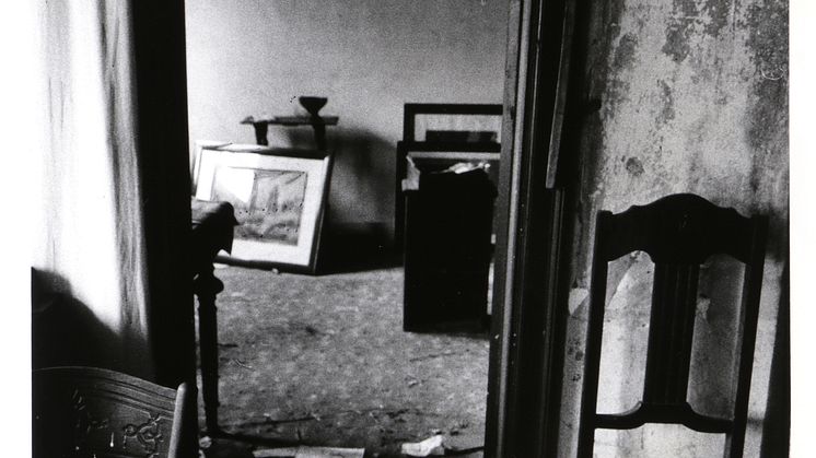 Viggo Rivad: Fotografi fra serien "Forladt Hus". Betitlet og signeret. Vurdering: 2.000-4.000 kr.