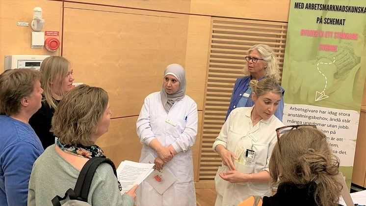 Syntolkning: Biomedicinska analytikerna Tina, Karin och Zubida från laboratoriemedicin på Falu lasarett träffar besökare på SYV-dagen på Falu lasarett.