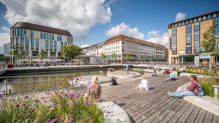 Er belebt seit 2020 die Innenstadt der schleswig-holsteinischen Landeshauptstadt Kiel: Der Holstenfleet (vorher „Kleiner Kiel-Kanal) wurde mit über 5 km Kebony Holz fertiggestellt und ist jetzt preisgekrönt – mit einer Auszeichnung beim Deutschen Lan