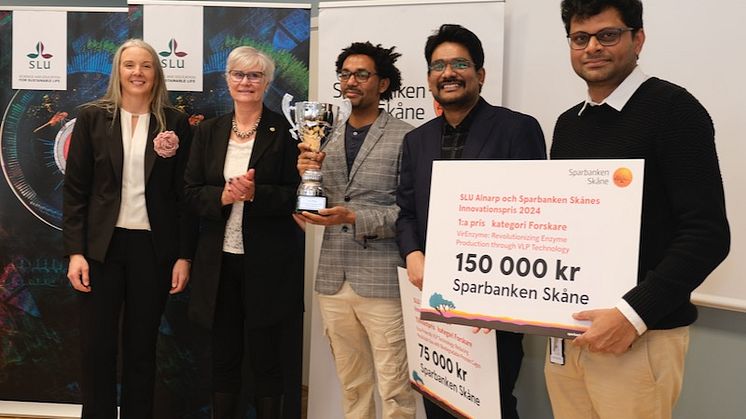Fr v: Helen Göransson, bankchef, Sparbanken Skåne, Christina Lunner Kolstrup, dekan SLU Alnarp, Birhanu Worabo Halabo, Naga Charan Konakalla och Ramesh Vetekuri. Foto: Anette Neldestam Larsson