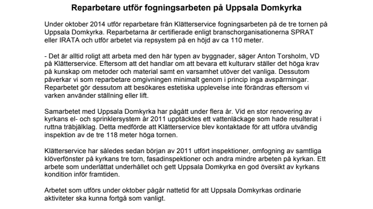 Reparbetare utför fogningsarbeten på Uppsala Domkyrka