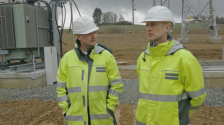 Alles im Zeitplan: Bei einem Besuch auf der Baustelle für das neue Umspannwerk in Naila hat sich Technik Vorstand Dr. Egon Westphal (r.) bei Teamleiter Stefan Schmitt über den Baufortschritt informiert.
