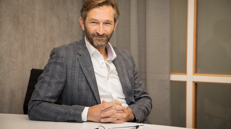 IAN HOSTETTER CEO CONSAT SES AB