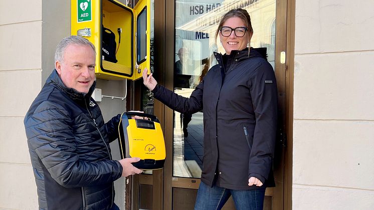 På fredagen monterades HSBs hjärtstartare utomhus så att vem som helst som passerar Torggatan och Rådhusgatan kan använda den och hjälpa till att rädda liv. Denny Kayborn och Tina Enheim på HSB demonstrerar hjärtstartaren.