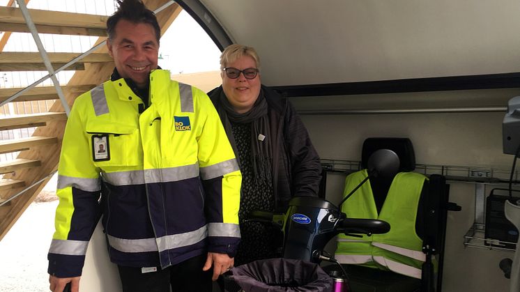 Produktionschef Thomas Tengberg och Jenni Jönsson i garaget till el-rullstolen