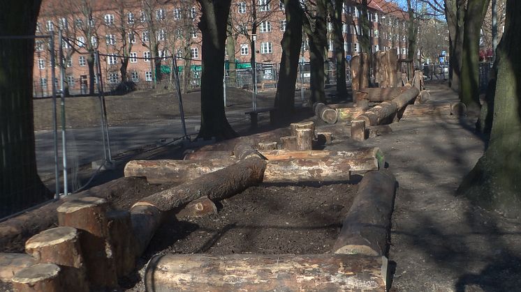 En grön skolgård med hinderbana lagom till våren