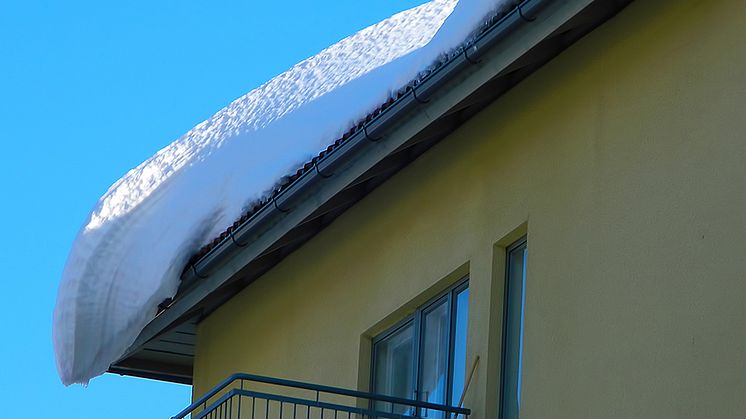 Fastighetsägare och bostadsrättsföreningar är skyldiga att röja tak från snö och is.