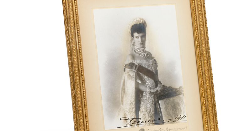Alfred Pasetti: Portrait of Tsartisa Maria Feodorovna in Russian Court dress, with her Danish autograph "Dagmar 1911". Sheet size c. 18.5 x 13.5 cm.