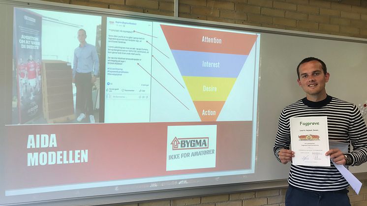 Laurits Højlund Jensen, der er salgstrainee i Bygma Risskov, aflagde fagprøve i bæredygtigt, certificeret træ.