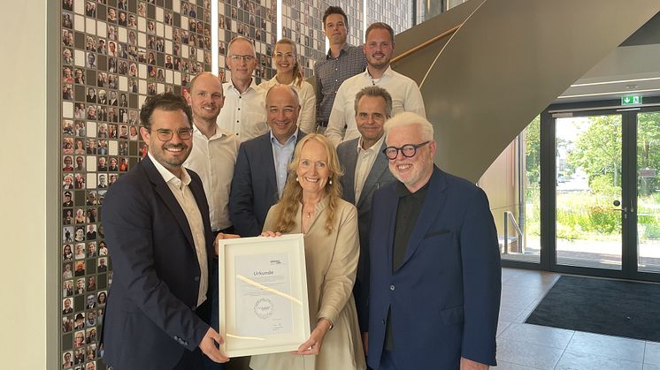 (v.l.) Roman Skrodzki (BREKO), Mechtild Schulze Hessing, Bürgermeisterin Borken, Stephan Klaus (Deutsche Glasfaser) / dahinter: weitere Vertreter:innen von Deutsche Glasfaser, Muenet GmbH & Co. KG, Stadt und Stadtwerke Borken. 