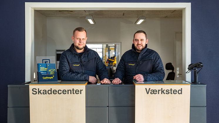 Til højre ses værkstedschef Anders Rubæk og til venstre er tekniker Kasper Hauberg fra det nye CarPeople Nykøbing Falster. Foto: PR. 