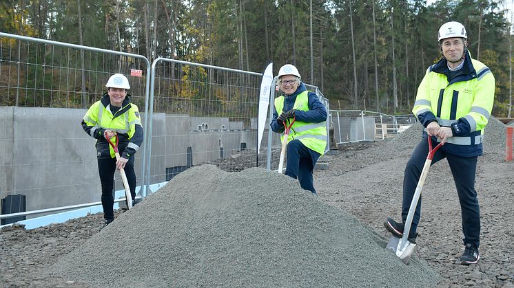 Spaden har satts i marken för 114 nya kooperativa hyresrätter i Nockeby, Bromma. Från vänster Eva Nordström, vd SKB, Charlotte Axelsson, ordförande SKB och Fredrik Leo, vd ByggPartner. Foto: Christofer Dracke