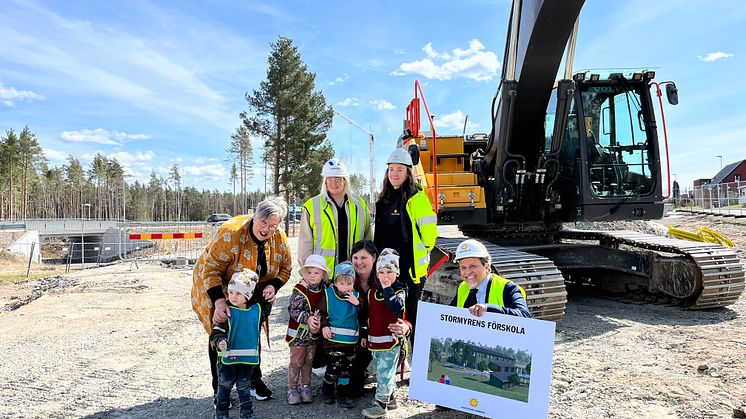 Stormyrens förskola ska stå klar i juni 2023. Med på dagens skopotag var Niklas Wikström (L), rektor Kristina Wictorin med barn och personal från Stockfallets förskola, Anna Sahlin från Skanska och kommunens projektledare Julia Alsterbo.