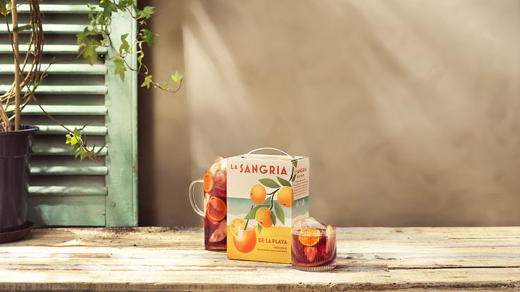 Lagom till försommaren släpps nyheten Sangria de la Playa, en elegant röd sangria som är läskande god precis som den är.