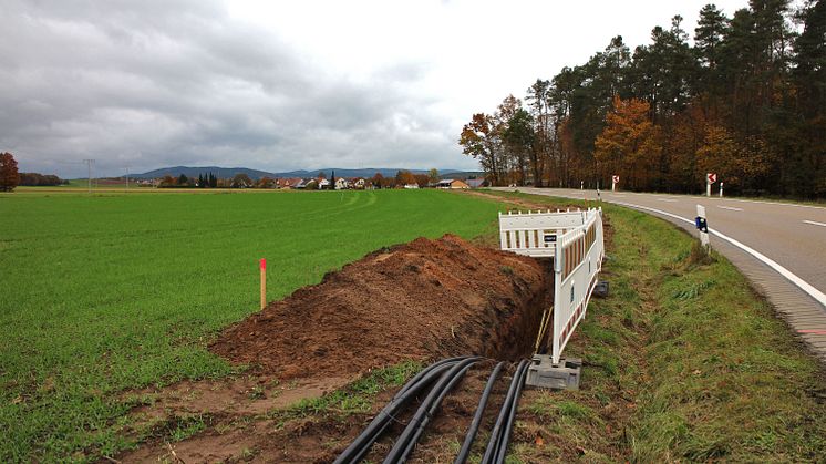 Die Bayernwerk Netz GmbH verlegt entlang der Staatsstraße St 2156, hier bei Grafenricht, leistungsstarke Mittelspannungskabel. Die Maßnahme ist Teil eines großen Netzbauprojektes zwischen dem Schalthaus Buchtal und dem Umspannwerk Schwarzenfeld.