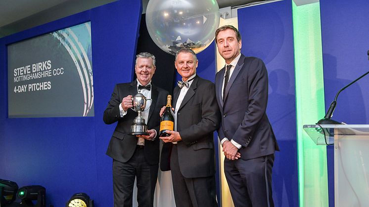 Nottinghamshire's groundsman Steve Birks (left) receives the award for Best 4-Day Pitches from ECB Chief Operating Officer Gordon Hollins (centre). Also pictured (right) is event compere Mark Chapman.