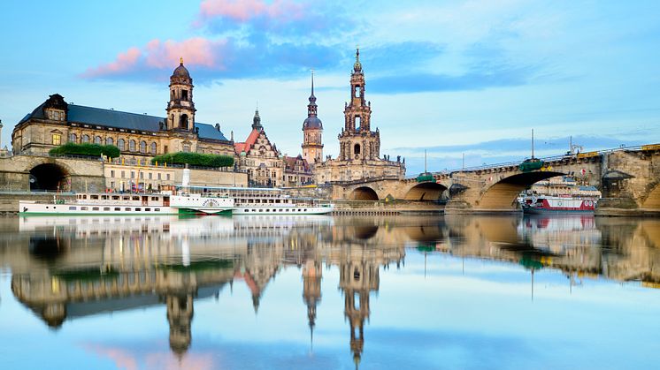 Dresden_Skyline_mit_Augustusbrücke,_Oberlandgericht_und_Hofkirche.jpg