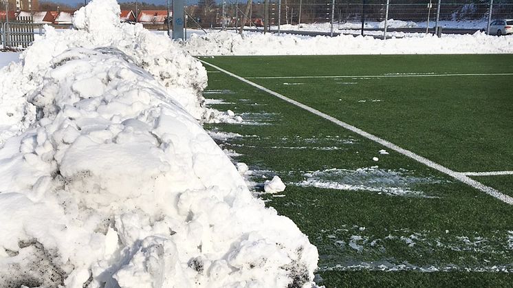 Konstgräsplan som snöröjts.