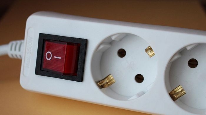 Koppla ur elektronik som du inte använder för att minska elförbrukningen när elpriset är rekordhögt.