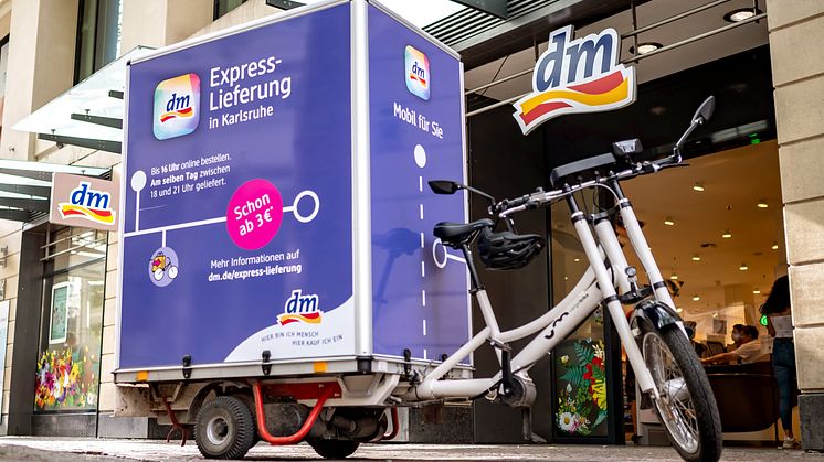 dm testet Express-Lieferung in Karlsruhe: Produkte online bestellen und umweltfreundlich per Lastenrad nach Hause liefern lassen