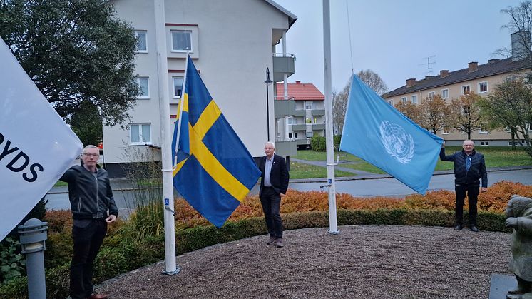 Kommunstyrelsens presidium Kenth Williamsson (S), Thomas Axelsson (KD) och Gert Jonsson (M) hissade FN-flaggan tillsammans med den svenska flaggan och kommunflaggan utanför kommunhuset Skillingehus på FN-dagen.