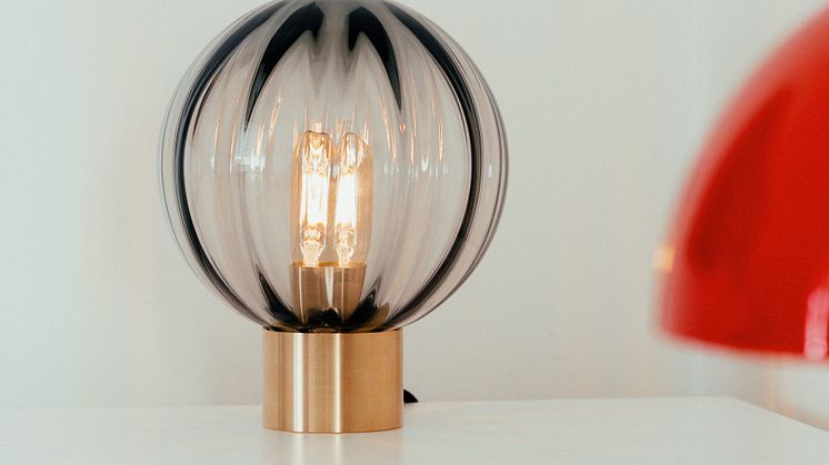 Nyhet - krystallkule bordlampe med messing sokkel