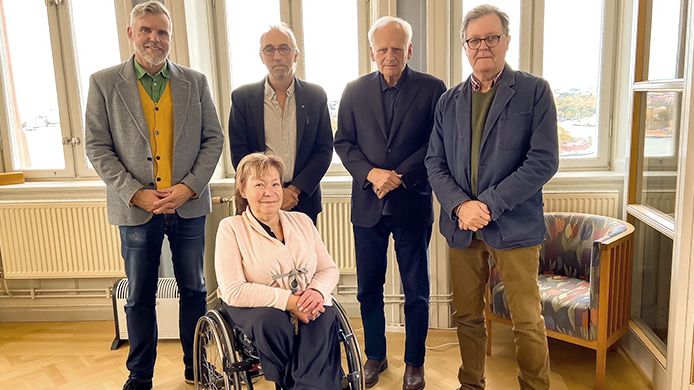 Från vänster: Roger Klinth (rektor) och Martin Börjeson från Ersta Sköndal Bräcke högskola, Lars Pettersson (ordförande), Arne Prembäck och längst fram Yvonne Björkman, Bidragsstiftelsen.