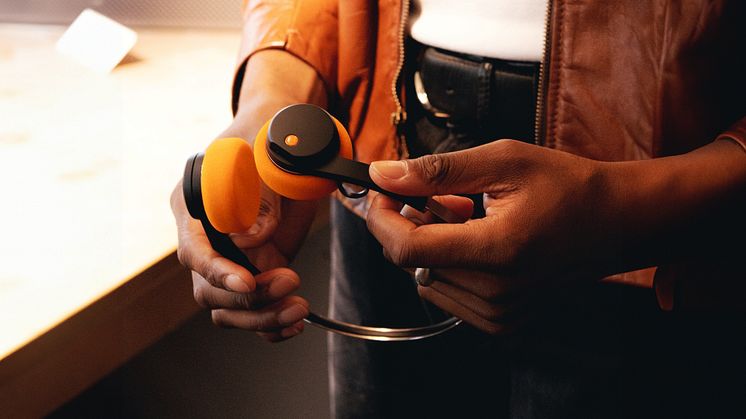 En retroflirt i modern kostym - MONDO freestyle headphones lanseras i fyra färger