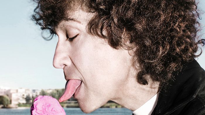 MAGNUS UGGLA PÅ SOMMARTURNÉ