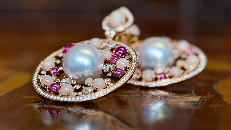 Queen Charlotte earrings 05