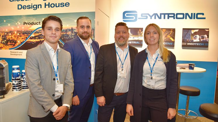 Premiär på Elmia Subcontractor. Kundmötet är i fokus för Syntronic, fr v: Kalle Nilsson, Andreas Asplund, Roger Lindholm och Stina Hillblom.