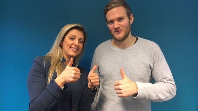 Sanna Pouramin, rektor på Yrkesgymnasiet Linköping och Andreas Weckfors, tävlingsledare, ger klartecken för att halvmaraton-tävlingen i Linköping blir av.
