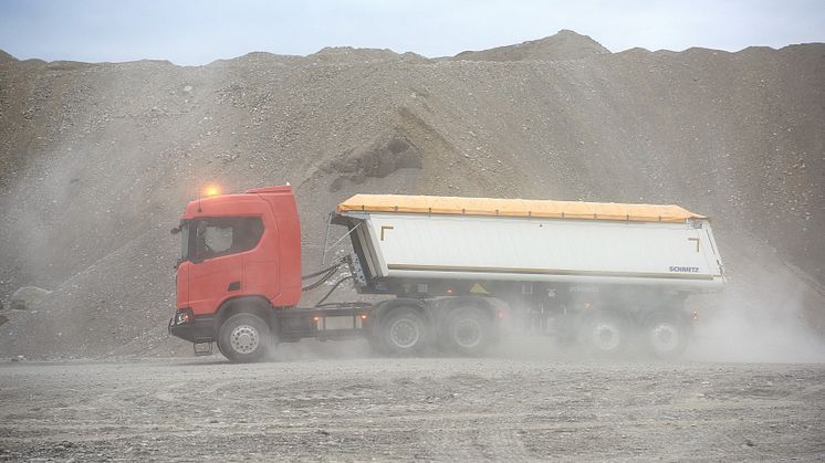 Die Baufahrzeuge von Scania, hier eine Scania R 500 XT Sattelzugmaschine, halten selbst schwersten Herausforderungen stand und bieten unabhängig vom Einsatzzweck die beste Gesamtwirtschaftlichkeit.