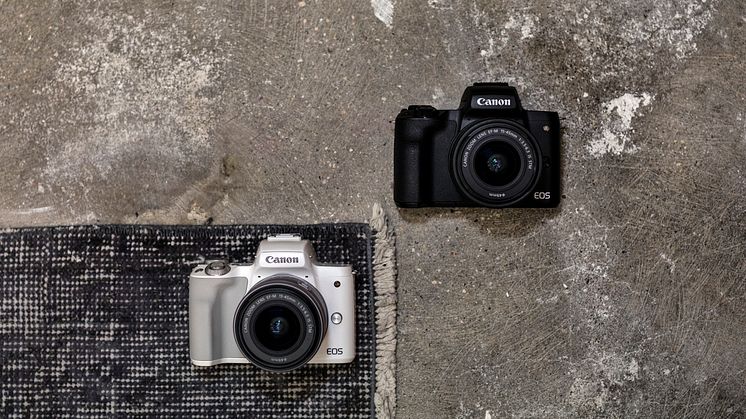 Canon EOS M50 -järjestelmäkamera, sekä kiiltävänä valkoisena että mattana mustana