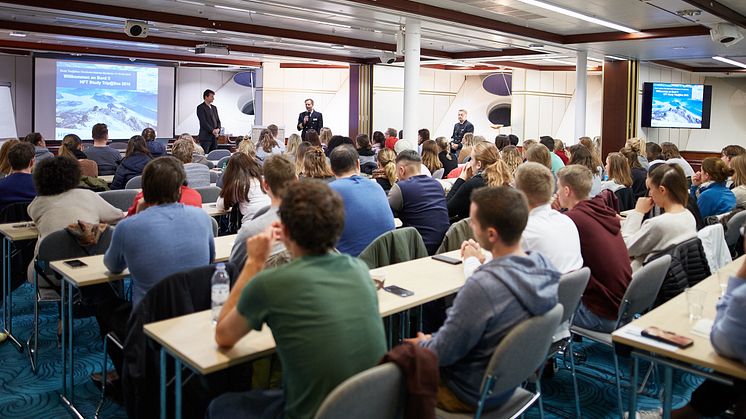 Die Unterrichtsräume der HFT Luzern wurden für drei Tage auf die Silja Serenade transferiert (Q&A Session mit Seminarleiter Thomas P. Illes und leitenden Besatzungsmitgliedern). Bild: Sara Furrer | sarafurrer.ch