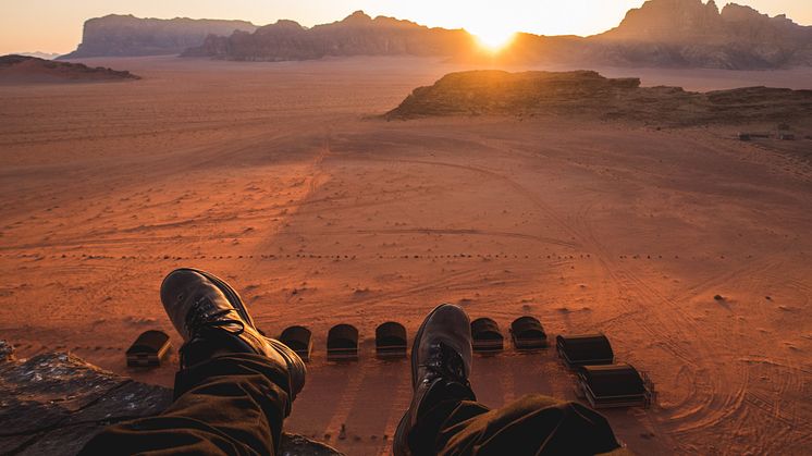 Öknen Wadi Rum - en miljö som ger kraft till skön vandring.   Bild från AdobeStock.