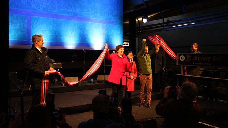 Cato hellesjø og Bernt Reitan Jenssen holder båndet, ordfører Marianne Borgen klipper snoren sammen med byråd for miljø og samrferdsel Lan Marie Berg og byrådsleder Raymond Johansen.