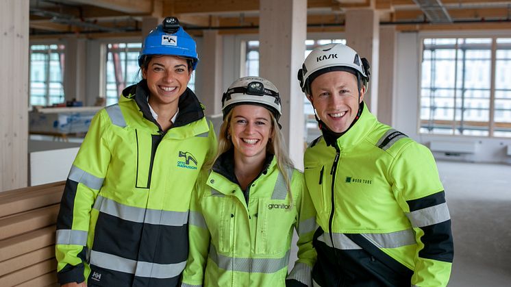 Fyrtornet, ett kontorshus helt i trä i Malmö väljer Wood Tube, reglar av återvunnet papper. I bild Nicole Remmhagen, byggnadsfirman Otto Magnusson, Stine Mared, fastighetsutvecklare Granitor Properties och Tobias Söderbom Olsson från Wood Tube. 