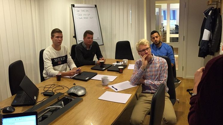 Bilden visar programdeltagarna under introduktionen, fr. vänster i bild Oskar Andersson, Rickard Andersson, Tobias Johannesson, Hassan Mouhsen.