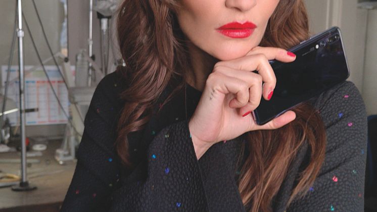 Teknik och kreativitet i fokus: Huawei i samarbete med Helena Christensen när telefonen P20 Pro lanseras