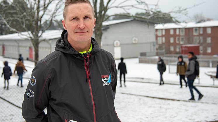 Solbackeskolans idrottslärare Jonas Almén har fått hela skolan att röra på sig mer och nu är han nominerad till Årets eldsjäl.