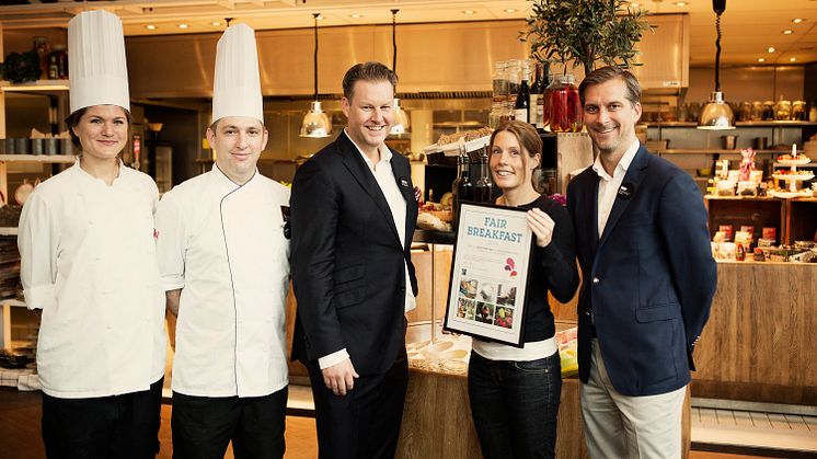 Fairtrade Sveriges generalsekreterare Magdalena Streijffert överlämnar diplom till Clarion Hotel Signs VD Mats-Erik Lidström som tar emot det tillsammans med övriga representanter för hotellet.