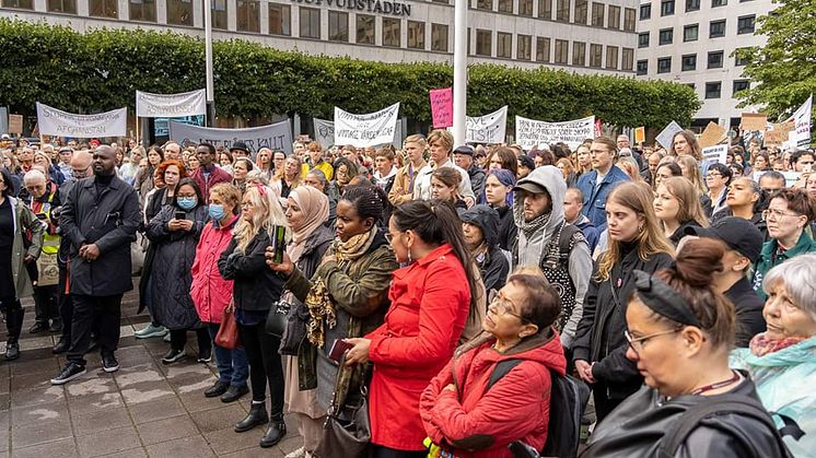 "Stockholm mot rasism" på Norrmalmstorg 17 september 2022. KarloPhoto.