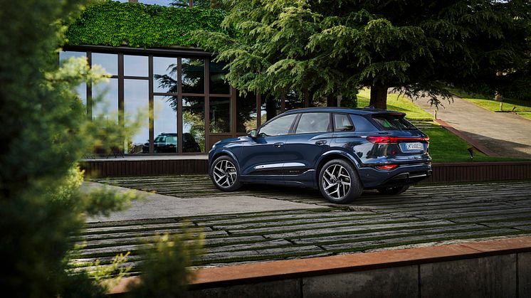 Audi Q6 e-tron (Plasmablå metallak)