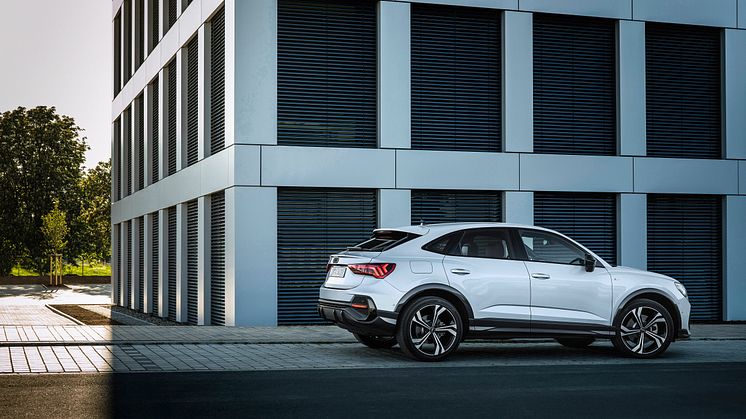 Audi Q3 Sportback 45 TFSI e (Gletsjerhvid)