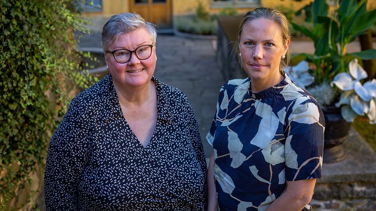 Ulla Bäckekihl, valansvarig och Lisa Montan, biträdande valansvarig, leder arbetet med den slutliga rösträkningen.