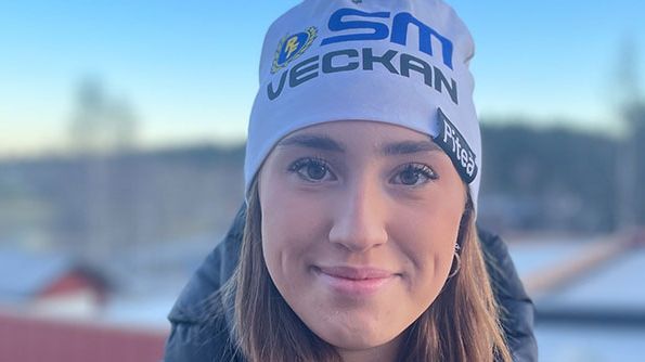 Ella Eriksson driver eget UF-företag med att sälja SM-mössan inför SM-veckan i Piteå 2022.